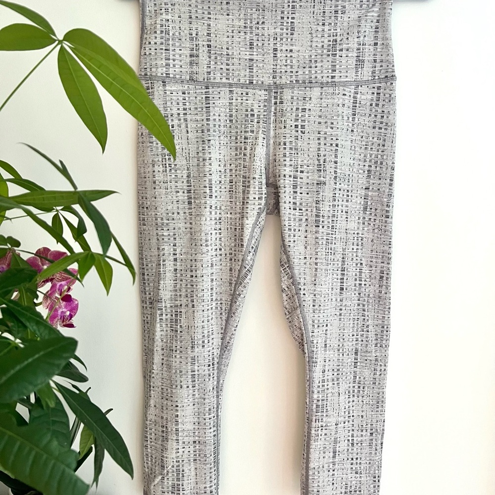 Lululemon Capri Length Grey Patterned Leggings - image 3